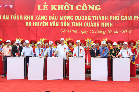 Các đại biểu ấn nút khởi công Tổng kho cảng xăng dầu Mông Dương