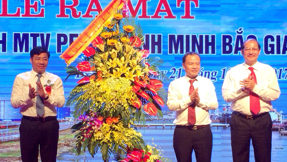 Phó Chủ tịch UBND tỉnh Dương Văn Thái tặng hoa chúc mừng Công ty.