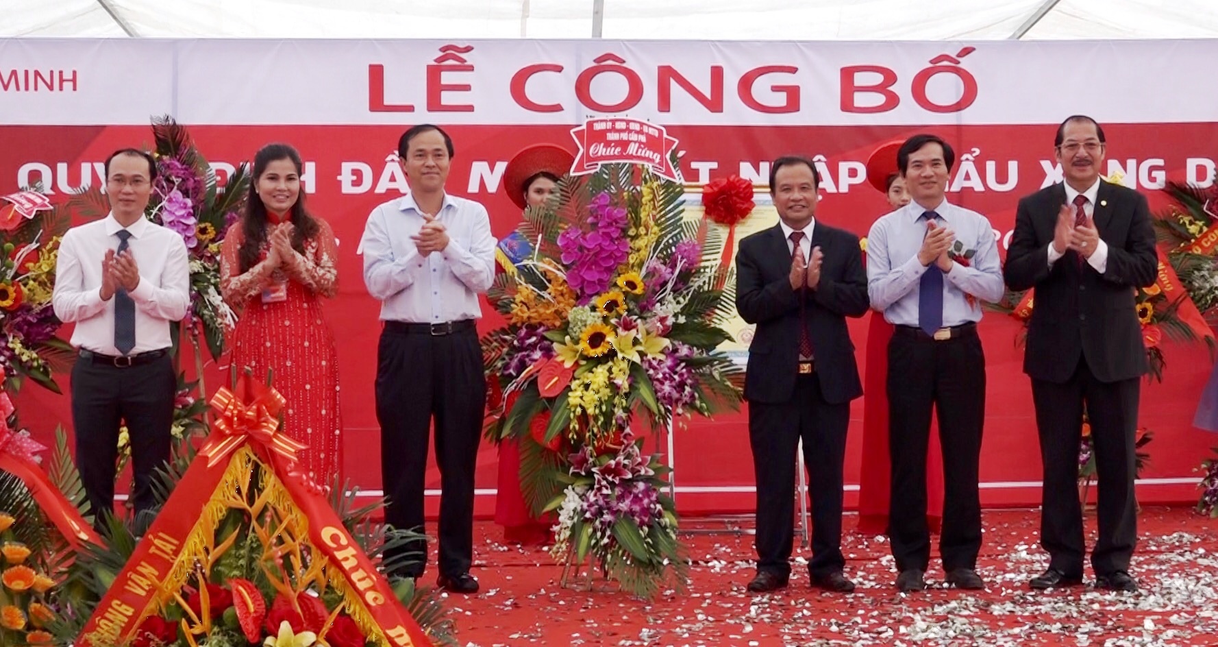 Lãnh đạo TP Cẩm Phả tặng hoa chúc mừng Công ty TNHH Petro Bình Minh